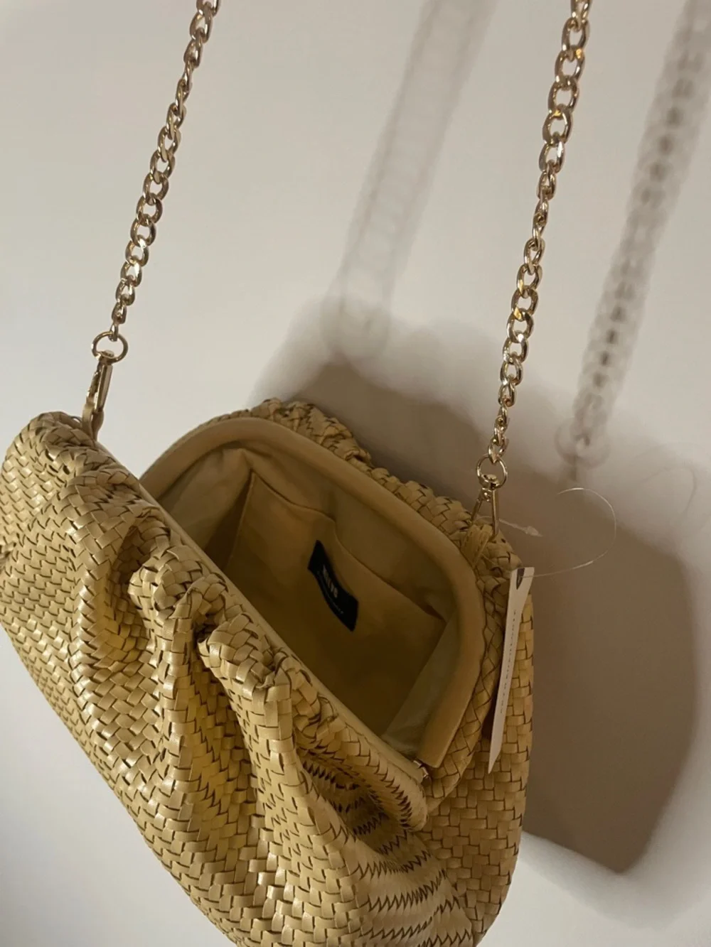 Anthropologie MAEVE Straw look Shoulder Bag in creamy Pale with Gold Chain NWT - Picture 4 of 6
